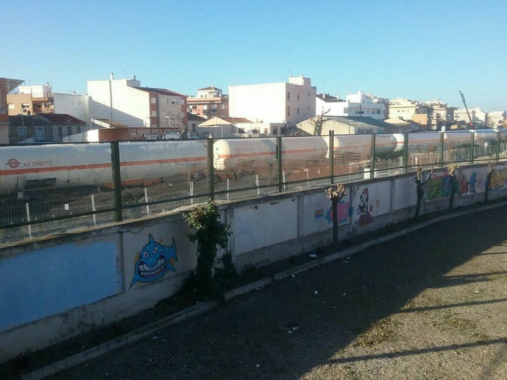 El muro, frente a viviendas de una sola planta, en la calle Orilla de la Vía, en Murcia.