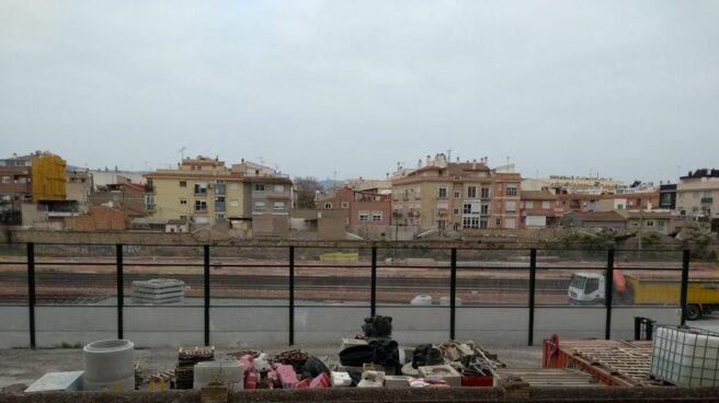 El murodel AVE que divide Murcia en dos y aísla al sur de la ciudad está a centímetros de las casas. El murodel AVE que divide Murcia en dos y aísla al sur de la ciudad está a centímetros de las casas.