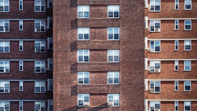 Bloque de pisos. Cataluña y Madrid invirtieron en 2017 la posición de cada una en 2016 con relación a la compraventa de vivienda: la primera se ralentizó y la segunda se disparó.
