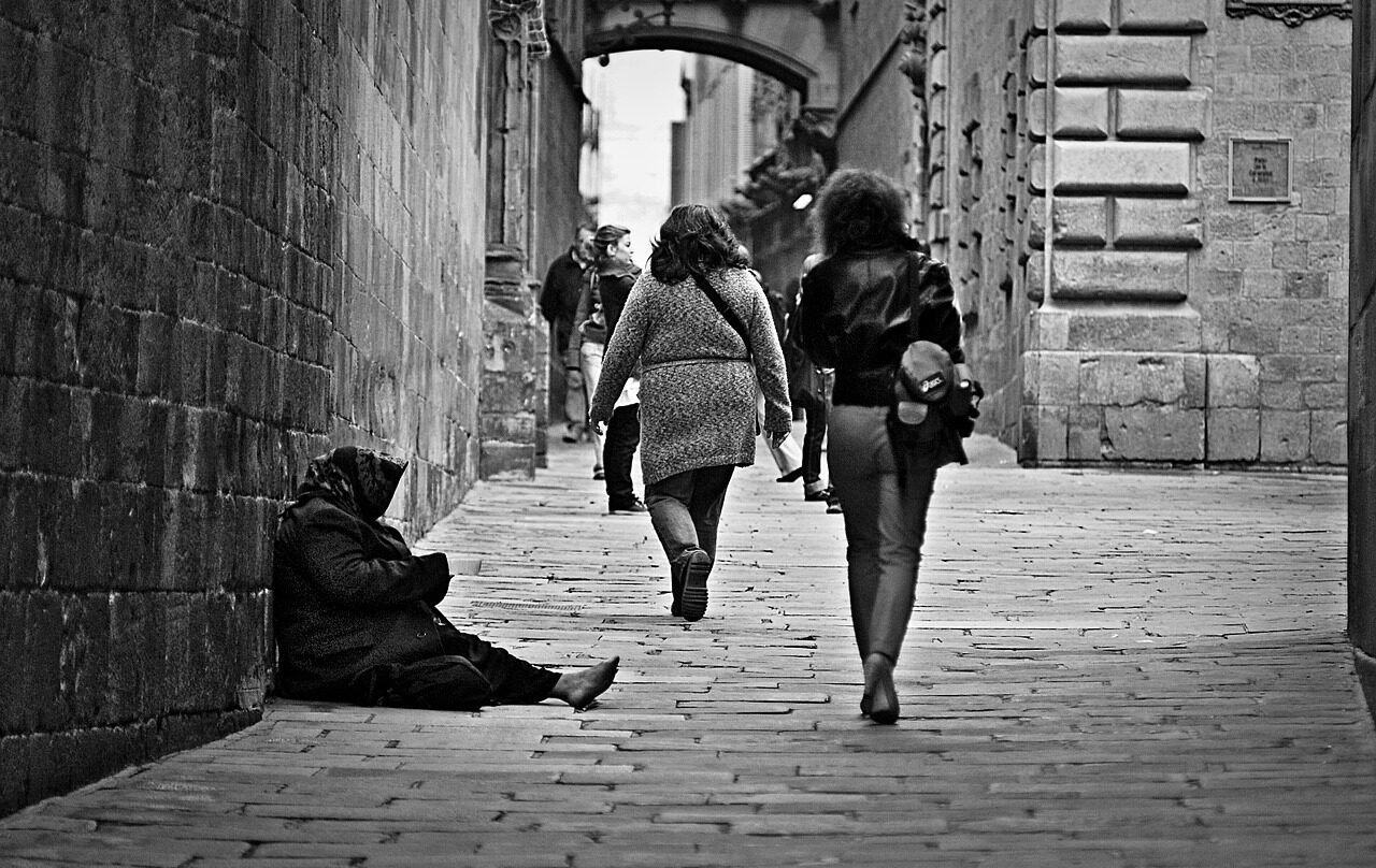 Mujer pidiendo en la calle.