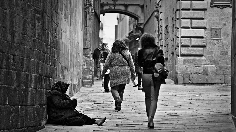 Mujer pidiendo en la calle.