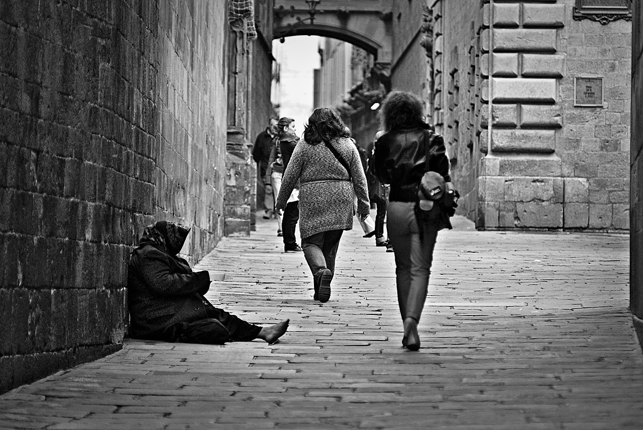 Mujer pidiendo en la calle.