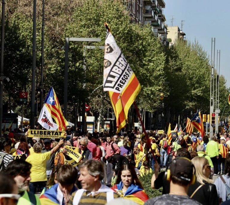 Los independentistas llenan las calles de Barcelona con el apoyo de los sindicatos