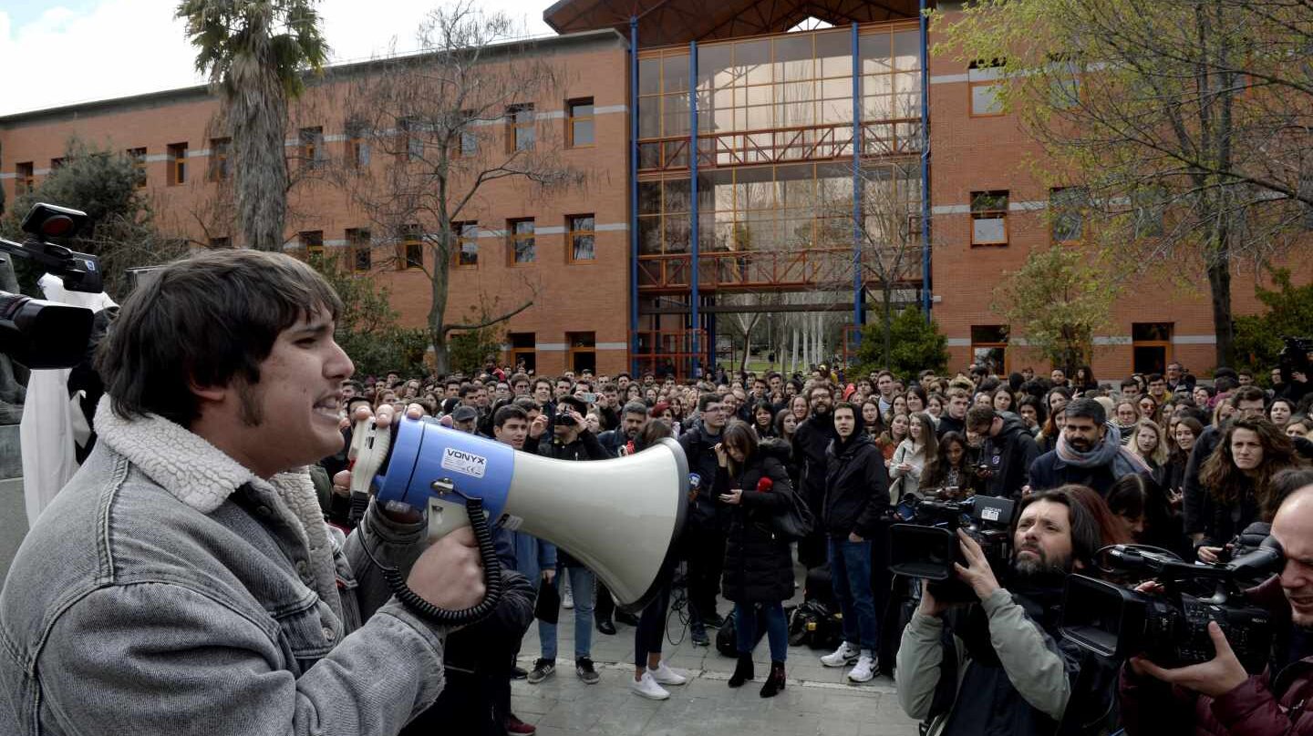 Un grupo de estudiantes protesta frente a la Rey Juan Carlos.