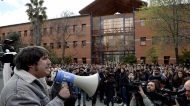 La policía interroga a las profesoras del supuesto tribunal que evaluó a Cifuentes