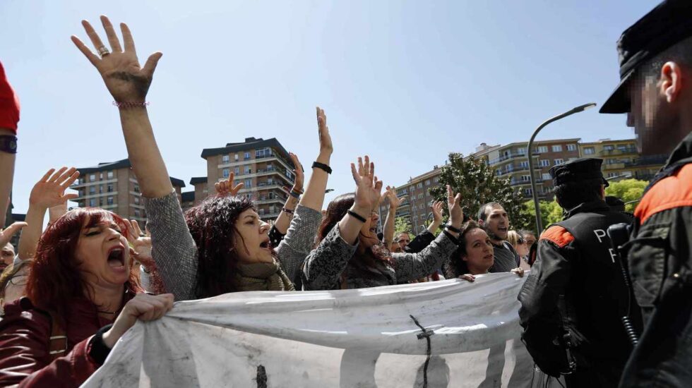 Manifestantes protestan contra la sentencia de 'La Manada', este jueves en Pamplona.