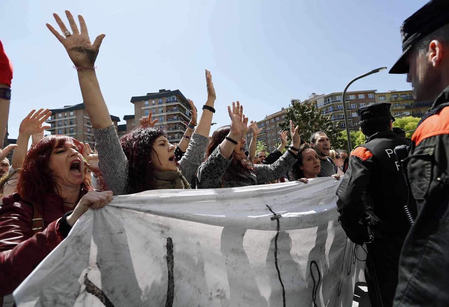 Manifestantes protestan contra la sentencia de 'La Manada', este jueves en Pamplona.