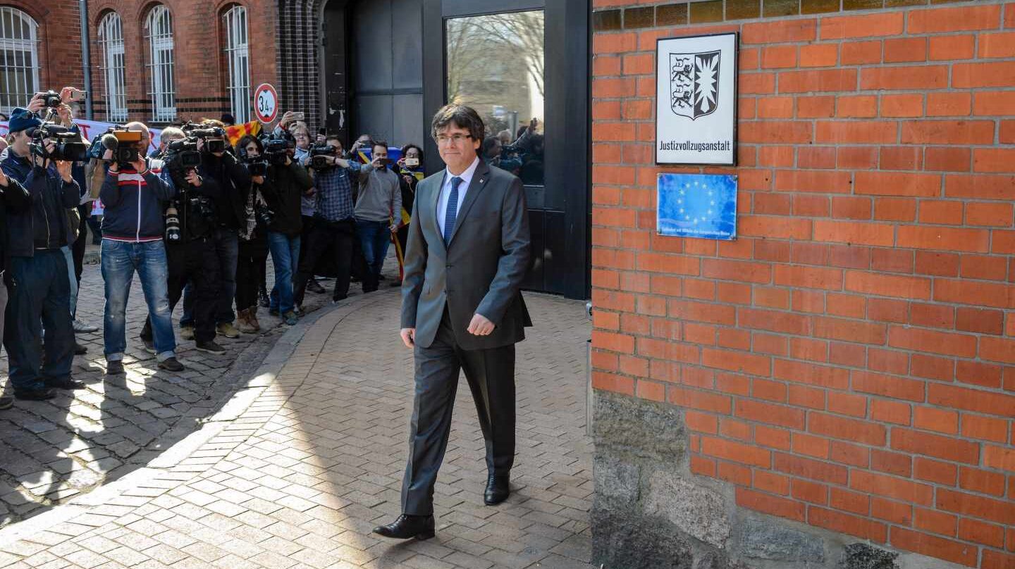Puigdemont ante la prensa al salir de la cárcel en Alemania.