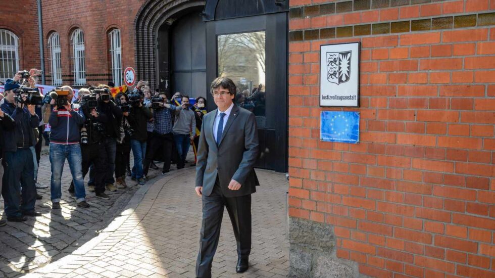 Puigdemont ante la prensa al salir de la cárcel en Alemania.