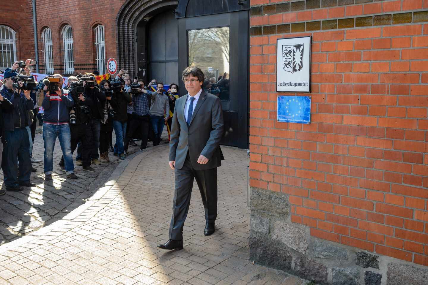 Puigdemont ante la prensa al salir de la cárcel en Alemania.