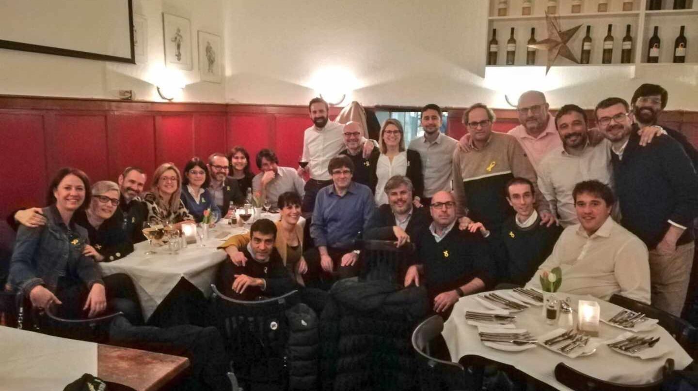 El ex president Puigdemont junto a miembros de JxCat y ERC.