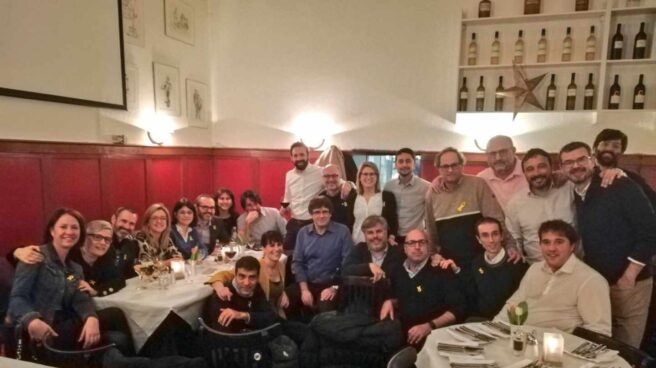 puigdemont-jxcat El ex president Puigdemont junto a miembros de JxCat y ERC.