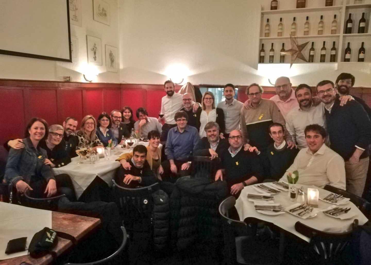 El ex president Puigdemont junto a miembros de JxCat y ERC.