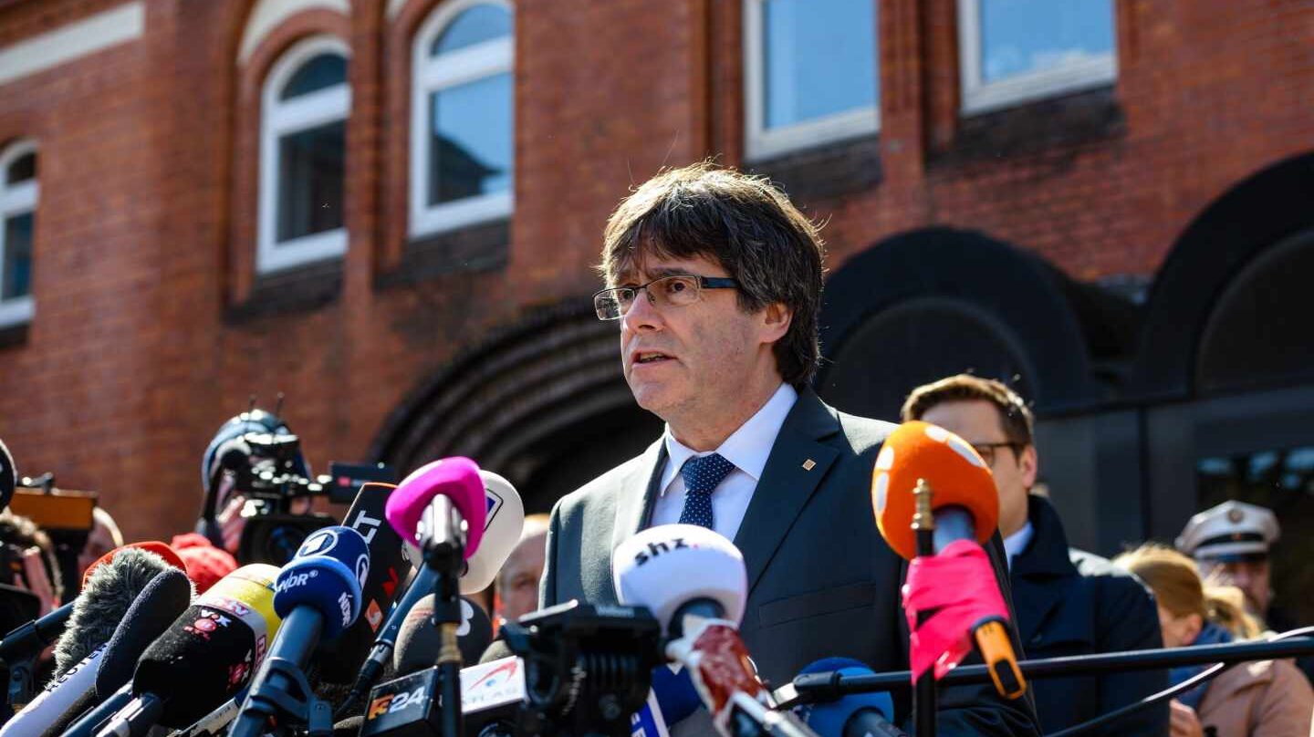 Carles Puigdemont atiende a los medios tras salir de la cárcel en Alemania.