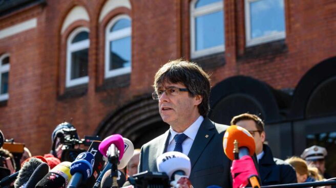 Carles Puigdemont atiende a los medios tras salir de la cárcel en Alemania.