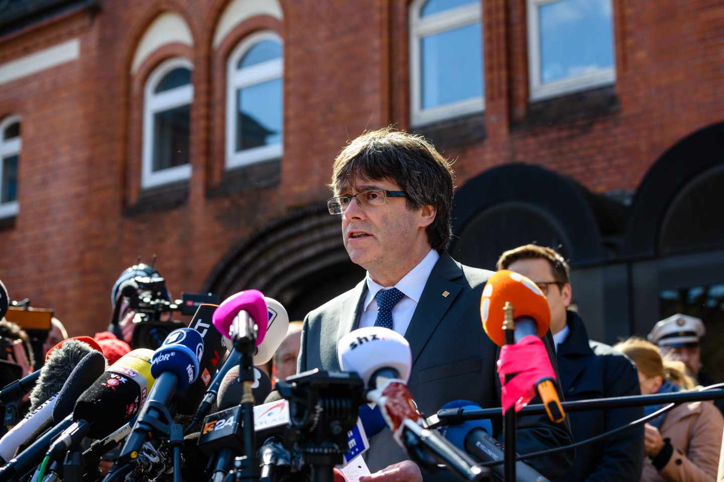 Carles Puigdemont atiende a los medios tras salir de la cárcel en Alemania.