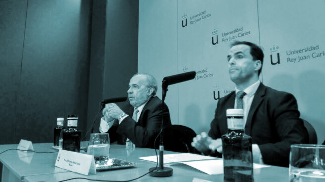 rector El rector de la URJC, Javier Ramos, junto al catedrático Enrique Álvarez Conde, director del Máster, el pasado 21 de marzo.