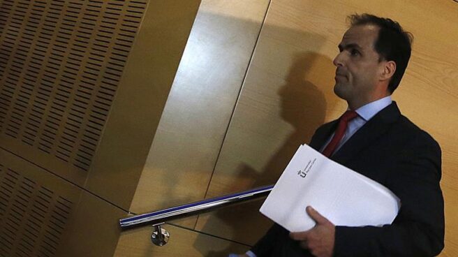 Firmas 'falsas' para promover una moción de censura contra el rector de la URJC El rector de la URJC, Javier Ramos, tras una conferencia de prensa durante el escándalo de Cifuentes.