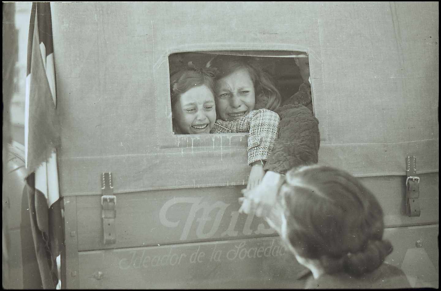 Niños llorando en un camión durante su evacuación de niños y niñas en Madrid, año 1936