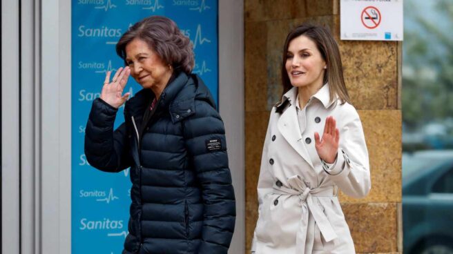 La Reina Letizia y doña Sofía llegan juntas al hospital para ver a don Juan Carlos