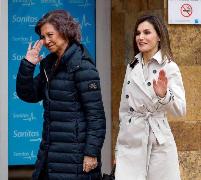 La Reina Letizia y doña Sofía llegan juntas al hospital para ver a don Juan Carlos