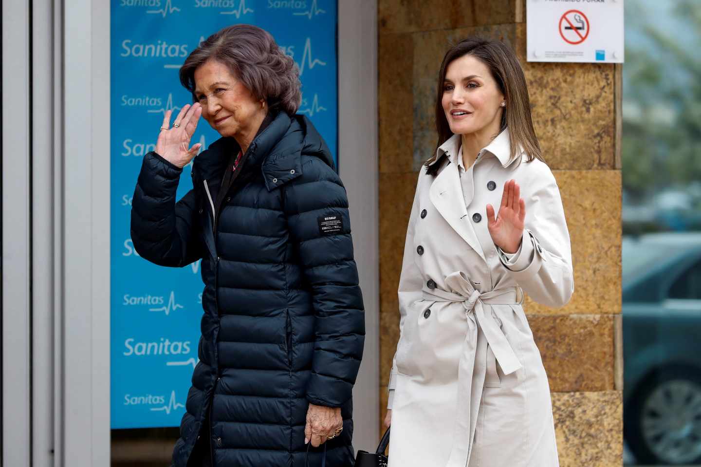 La Reina Letizia y la Reina Sofía a la entrada del hospital.