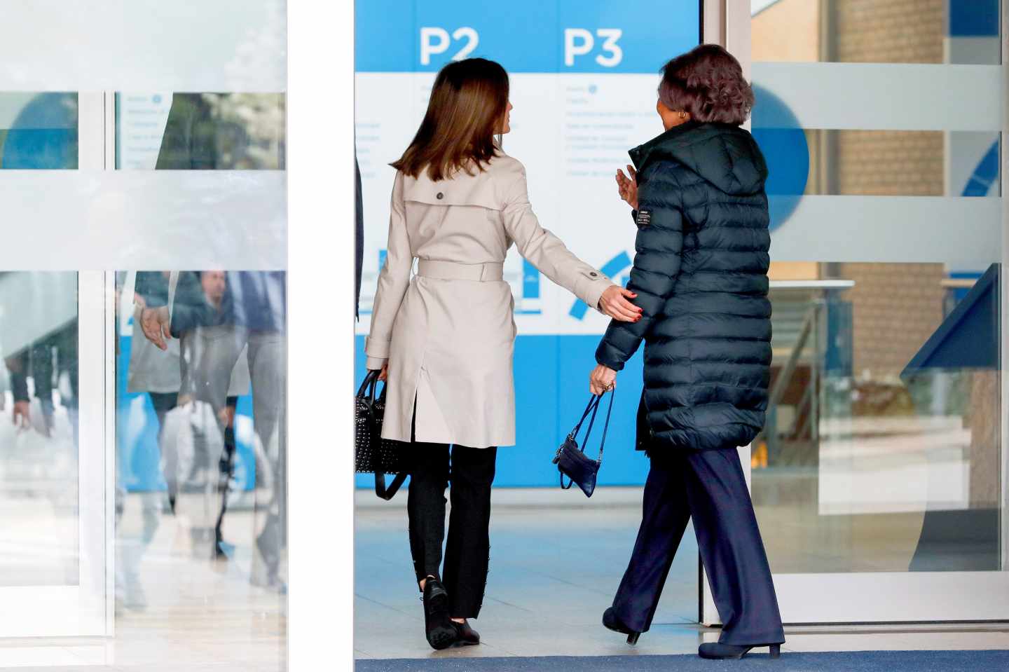 La Reina Letizia y doña Sofía a la entrada del hospital.