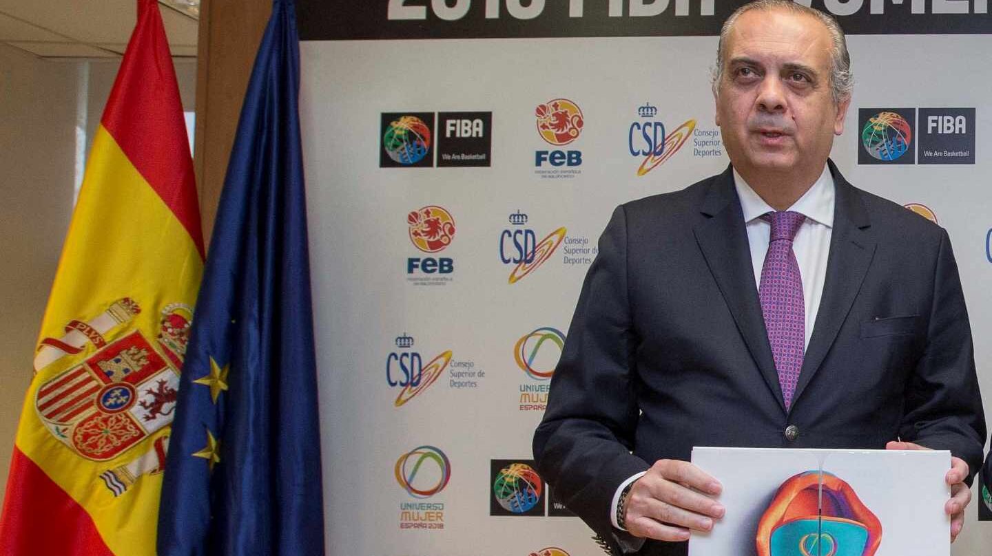 José Luis Sáez, promocionando el Mundial Femenino de Baloncesto en su etapa de presidente de la Federación de Baloncesto.