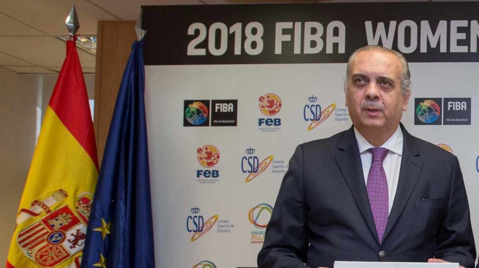 José Luis Sáez, promocionando el Mundial Femenino de Baloncesto en su etapa de presidente de la Federación de Baloncesto.