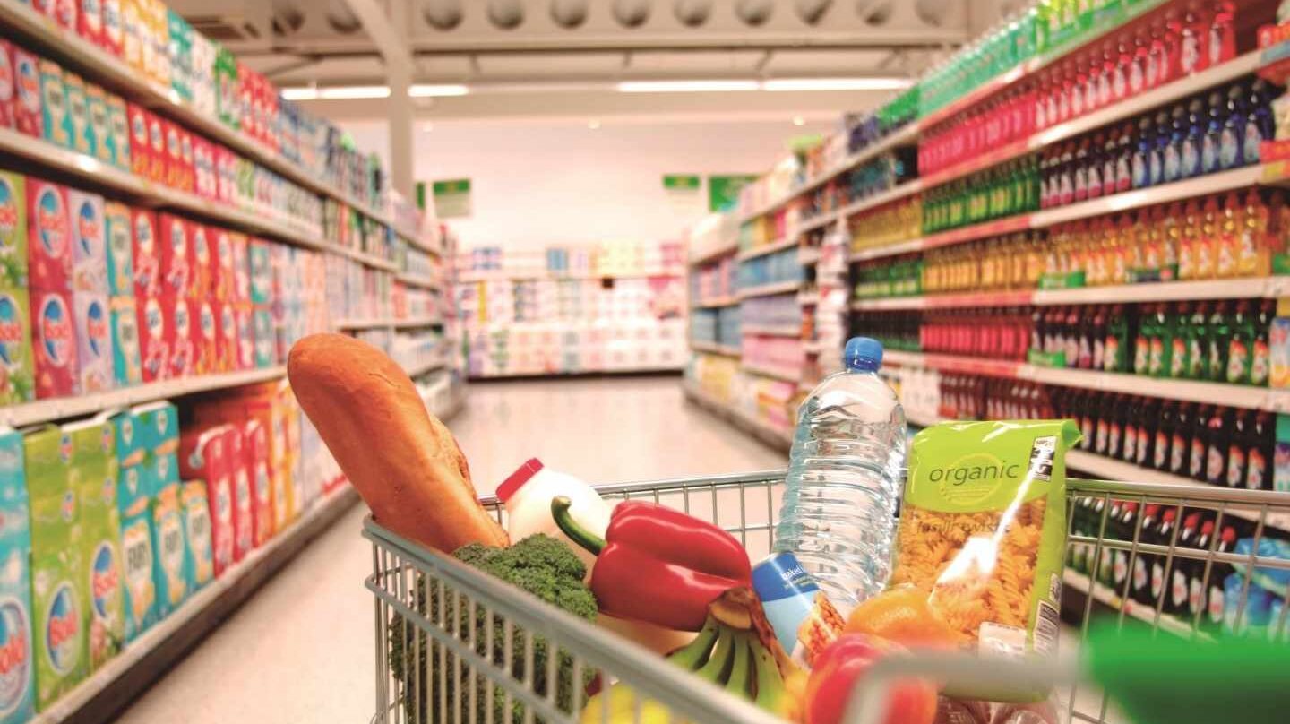 Los gigantes de los supermercados unen fuerzas para hacer frente a la amenaza de Amazon.