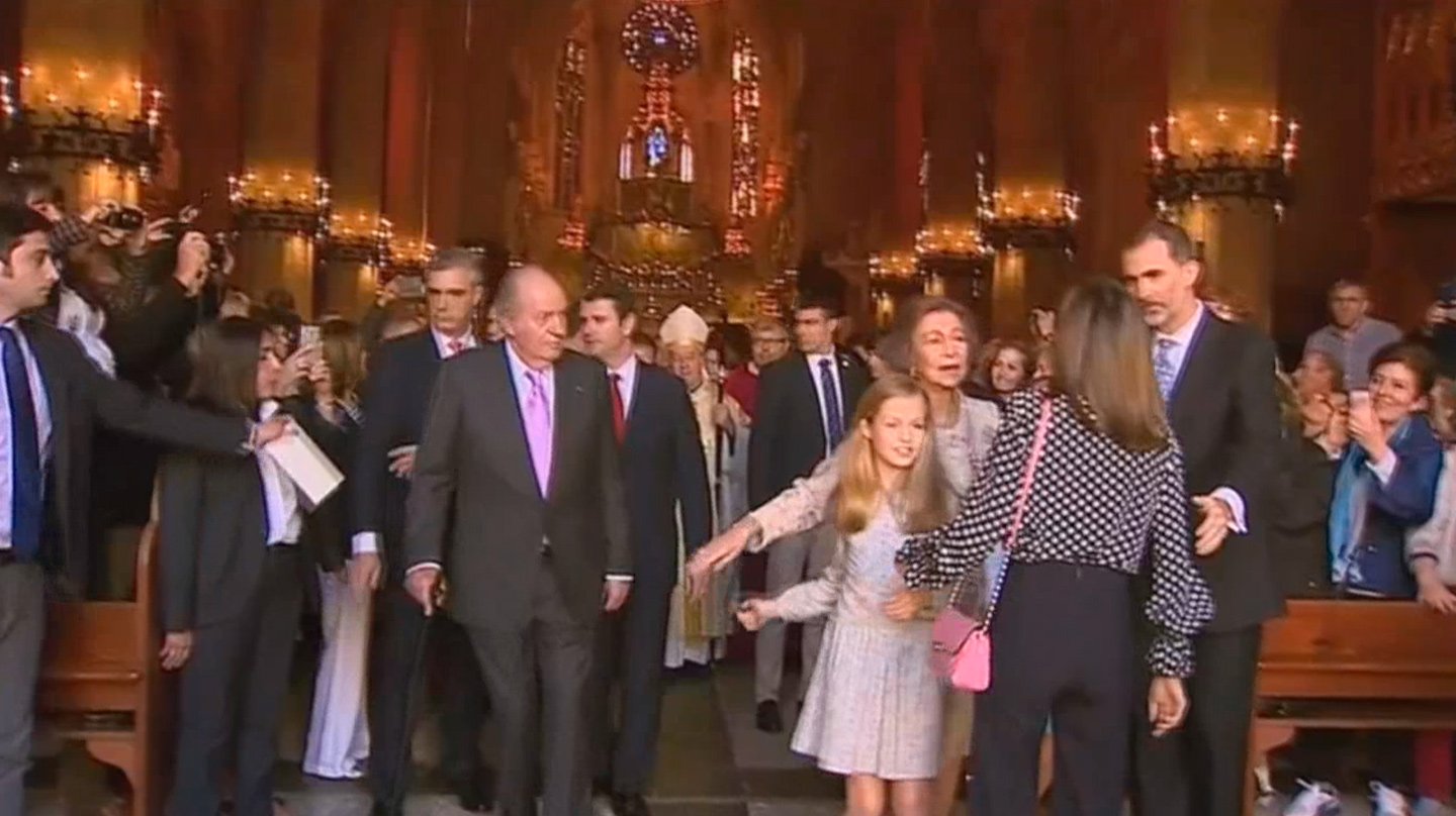 El momento del rifirrafe entre Doña Letizia y Doña Sofía.