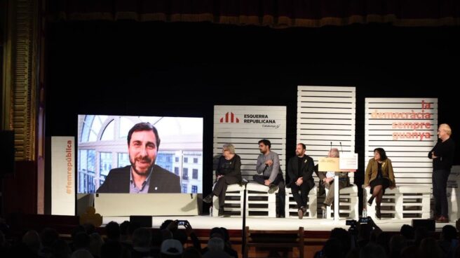 El diputado de ERC Toni Comín interviene en vídeo durante un mitin en campaña electoral.