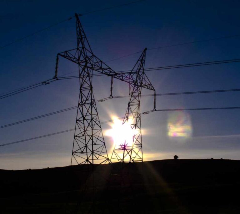 La luz sube menos… pero sigue subiendo