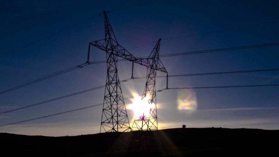 Una torre de electricidad.