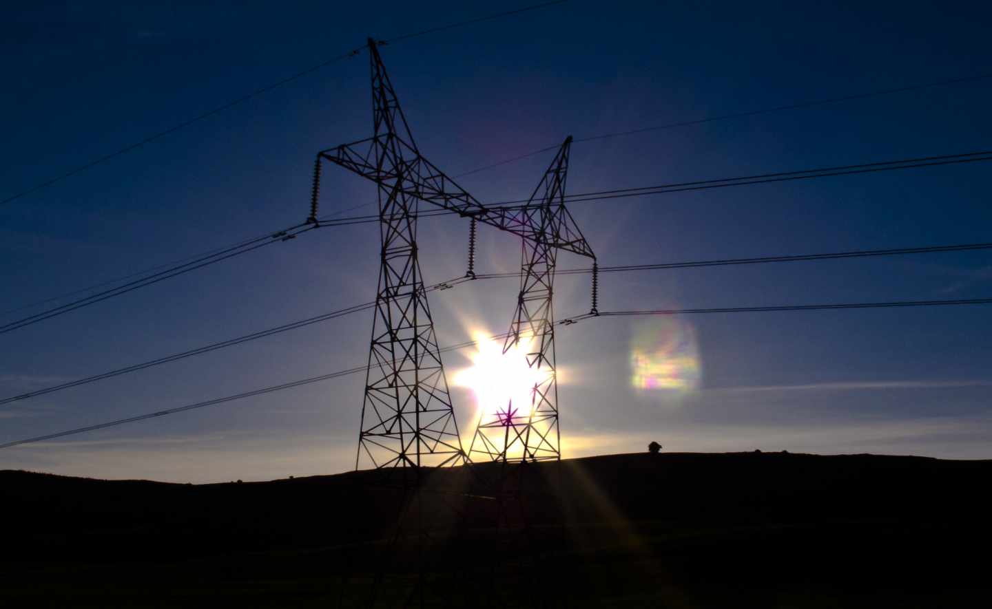 Una torre de electricidad.