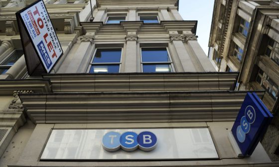 Exterior de una sucursal del banco británico TSB en Londres