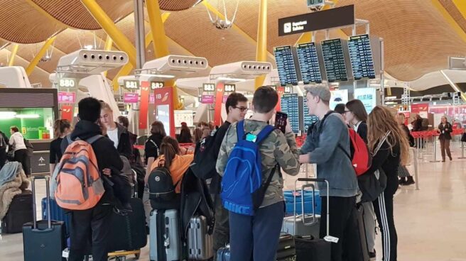 turismo españa Turistas extranjeros en el aeropuerto de Barajas.