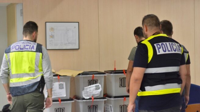 Agentes de Guardia Civil ante las urnas del 1-O.