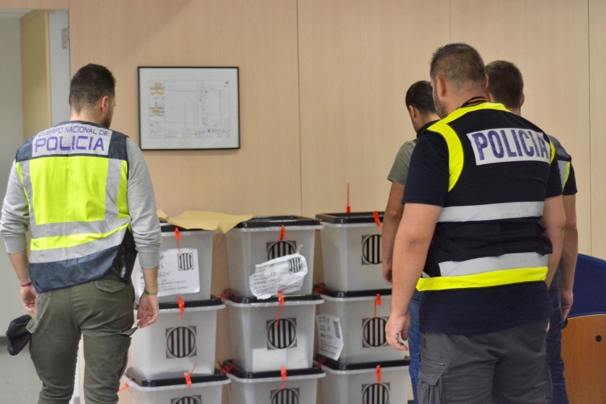 Agentes de Guardia Civil ante las urnas del 1-O.