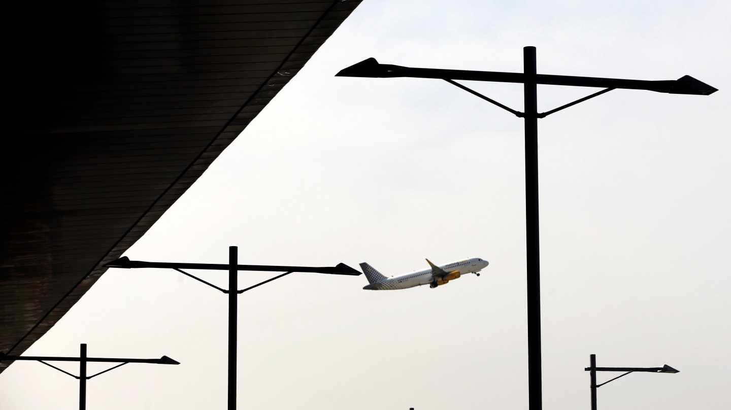 Un avión de Vueling despega del aeropuerto de Barcelona-El Prat.