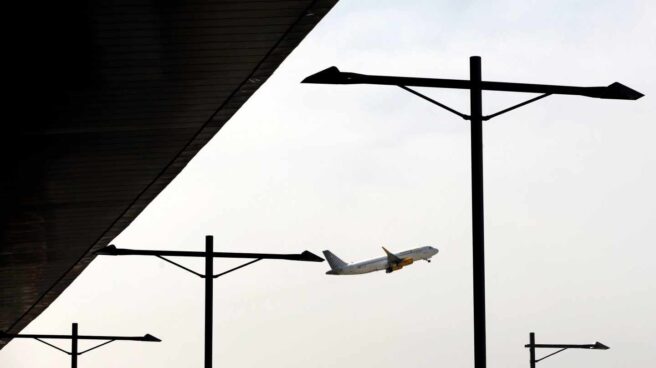 Un avión de Vueling despega del aeropuerto de Barcelona-El Prat.