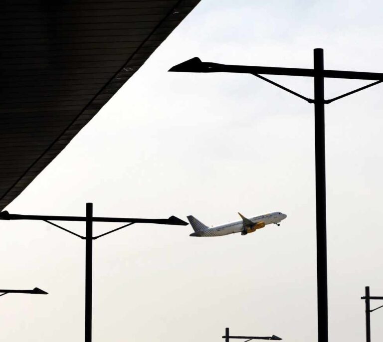 Vueling cancela 122 vuelos en el primer día de huelga de sus pilotos