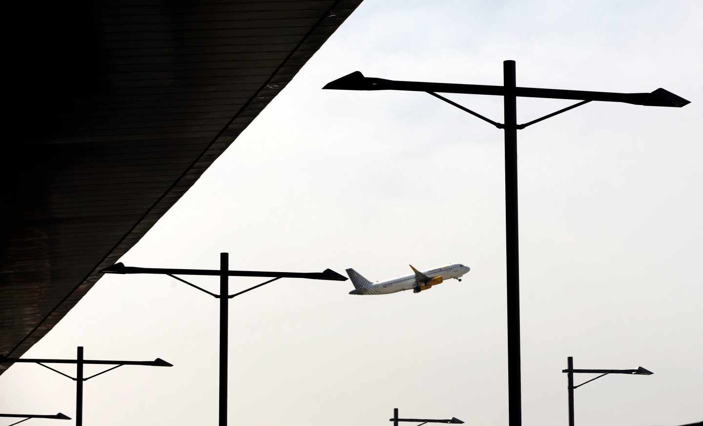 Un avión de Vueling despega del aeropuerto de Barcelona-El Prat.