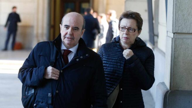 Los ex consejeros Gaspar Zarrías y Carmen Martín Aguayo, llegando a la Audiencia de Sevilla para el juicio de los ERE.