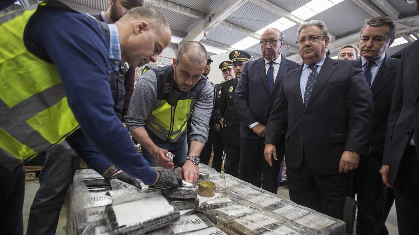 Zoido, presentando este miércoles el mayor alijo de cocaína incautado en toda la historia.