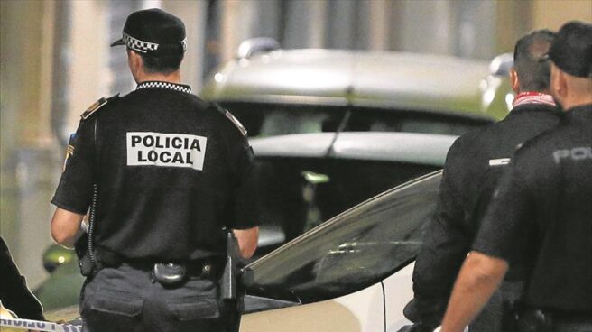 Agentes de la Policía Local de Alicante. El PP cuela la jubilación de los policías locales en los Presupuestos antes de que se manifiesten