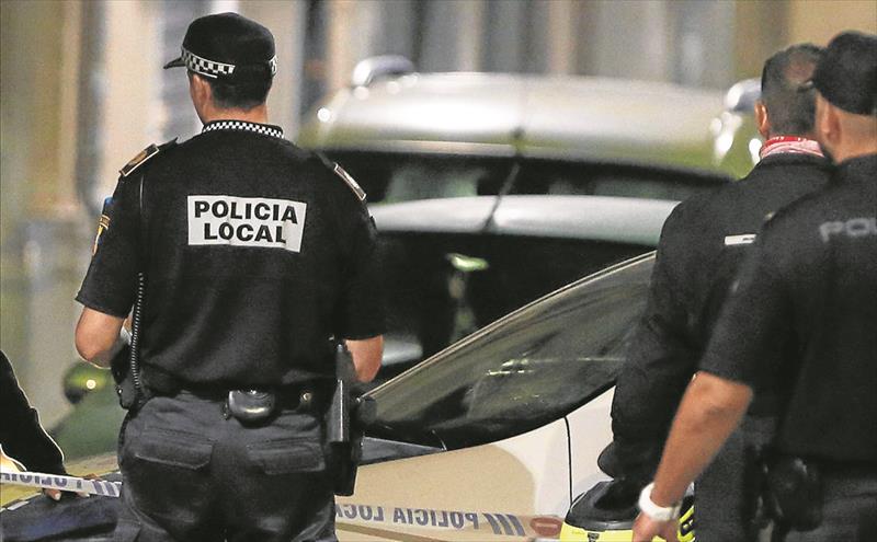 Agentes de la Policía Local de Alicante. El PP cuela la jubilación de los policías locales en los Presupuestos antes de que se manifiesten