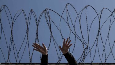 Menores inmigrantes solos: la mano que nadie sostiene
