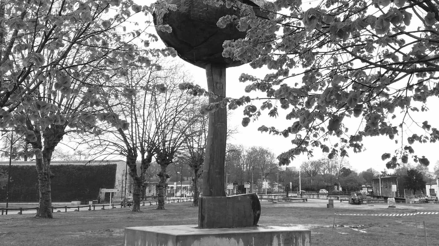 Monumento 'Arbolaren egia' (La verdad del árbol), que muestra un hacha invertida de cuyo mango aflora la copa de un árbol, que recuerda el desarme de ETA producido en Bayona (Francia).