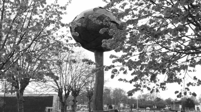 Monumento 'Arbolaren egia' (La verdad del árbol), que muestra un hacha invertida de cuyo mango aflora la copa de un árbol, que recuerda el desarme de ETA producido en Bayona (Francia).